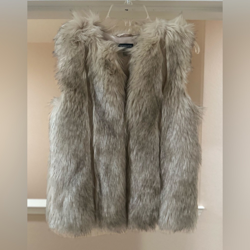 NWOT TopShop Faux Fur Cream Tan Black‎ Hook Closure Vest. Size 2.
